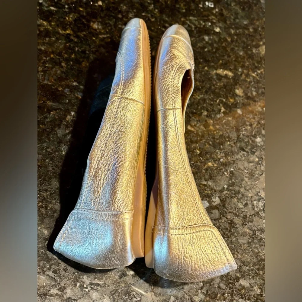 ⭐️Coach Chelsea Leather Metallic Gold Round Toe Flats ⭐️